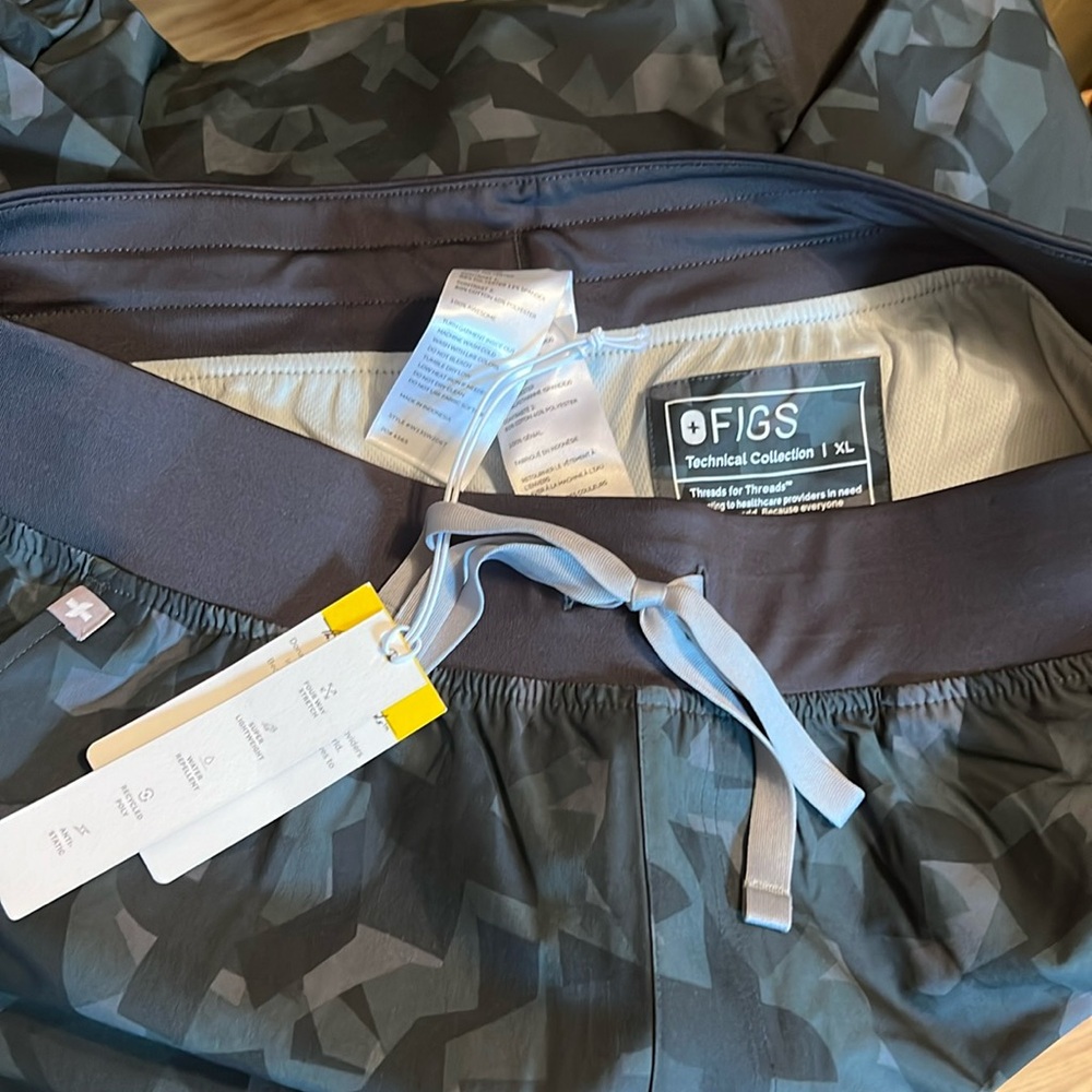 Brand new figs camo XL pants